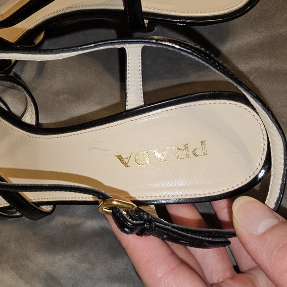 Elegant Black and White Strappy PRADA Sandals - Picture 2 of 5